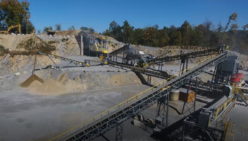 crushing station with conveyor belts