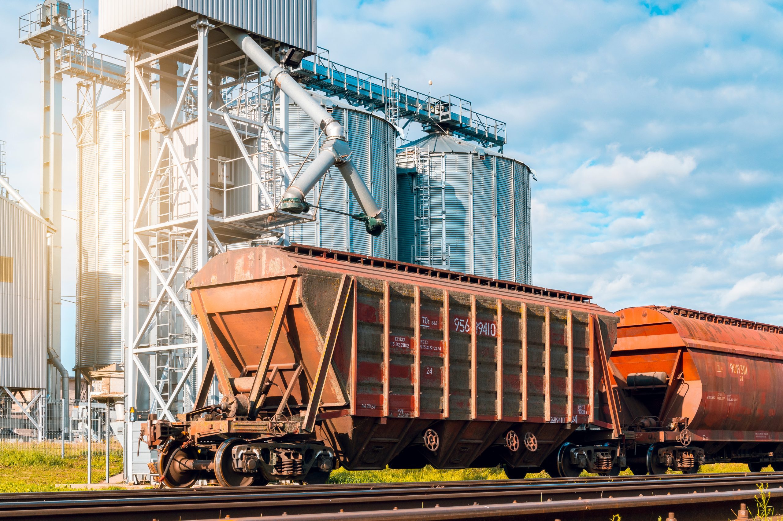 Selecting the Best Railcar Loading System for Your Business: Factors to Consider